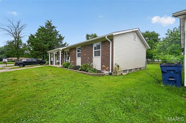 3027 Luxury Drive, Florissant, MO 63031