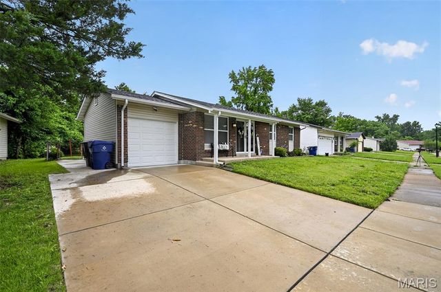 3027 Luxury Drive, Florissant, MO 63031