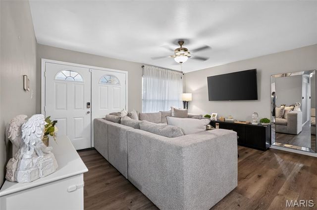 3027 Luxury Drive, Florissant, MO 63031