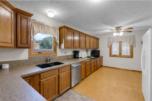 2010 S Beech St, Wichita, KS 67207