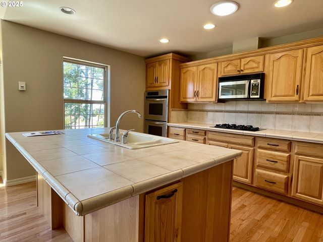 2180 HAYES St, North Bend, OR 97459