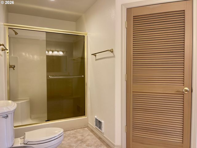 2180 HAYES St, North Bend, OR 97459