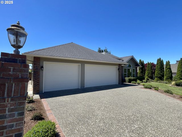 2180 HAYES St, North Bend, OR 97459