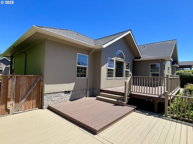 2180 HAYES St, North Bend, OR 97459