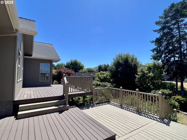 2180 HAYES St, North Bend, OR 97459