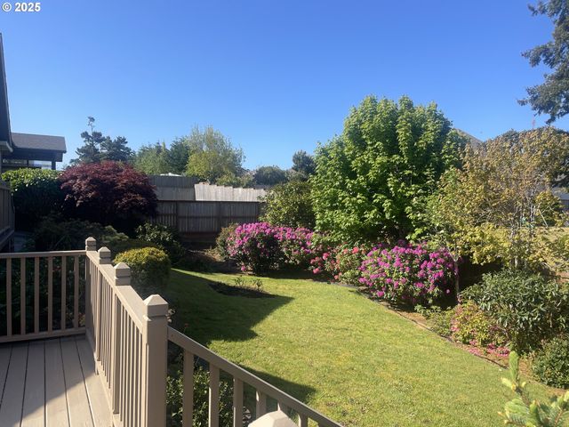 2180 HAYES St, North Bend, OR 97459