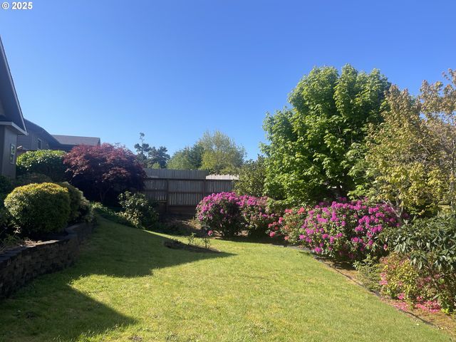 2180 HAYES St, North Bend, OR 97459