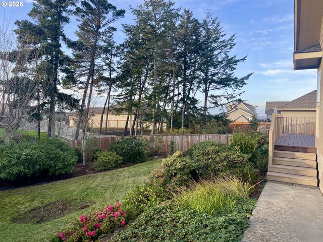 2180 HAYES St, North Bend, OR 97459