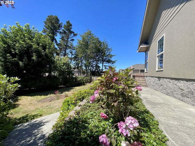 2180 HAYES St, North Bend, OR 97459