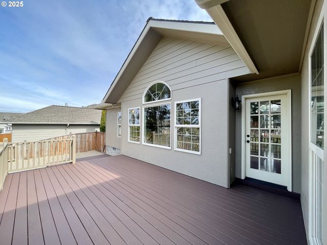 2180 HAYES St, North Bend, OR 97459