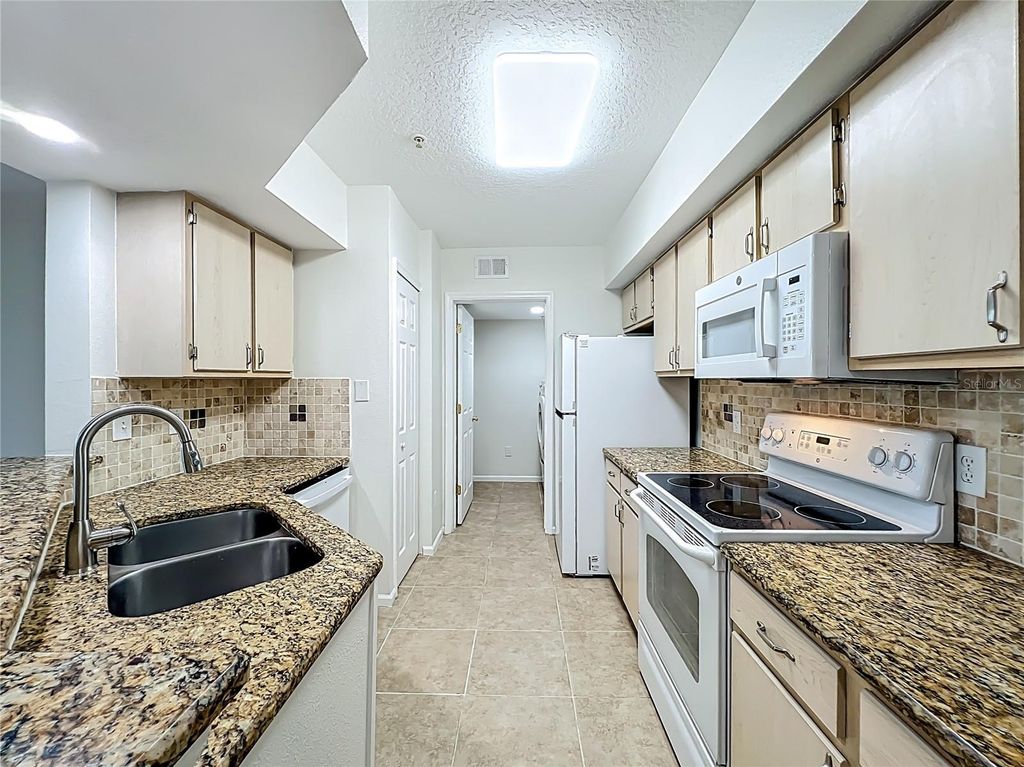 Image 2 of property listing at 12603 CREST SPRINGS LANE 1436, Orlando, FL 32828