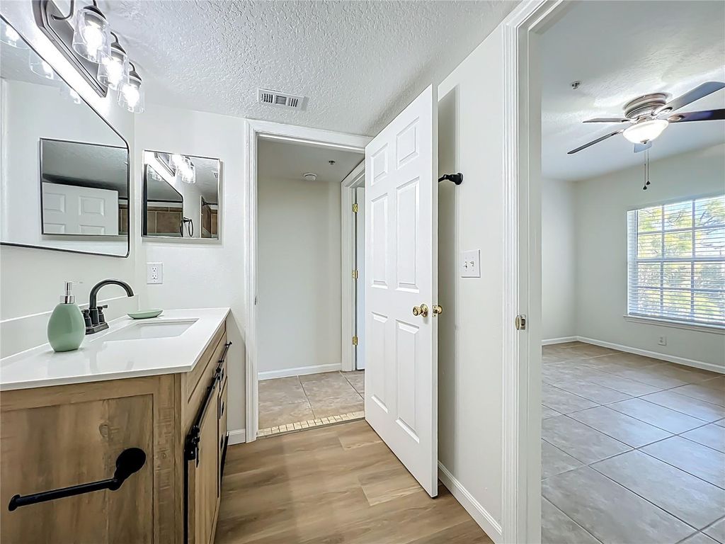 Image 27 of property listing at 12603 CREST SPRINGS LANE 1436, Orlando, FL 32828