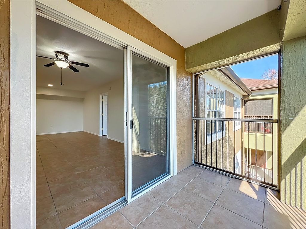 Image 10 of property listing at 12603 CREST SPRINGS LANE 1436, Orlando, FL 32828