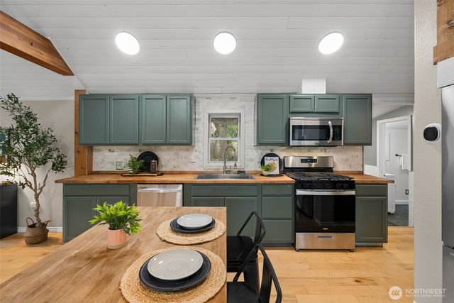 6096 E Collins Road, Port Orchard, WA 98366