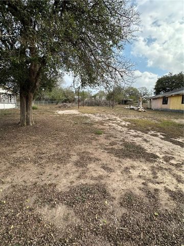 127 Lake St, Mathis, TX 78368