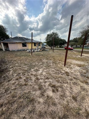 127 Lake St, Mathis, TX 78368