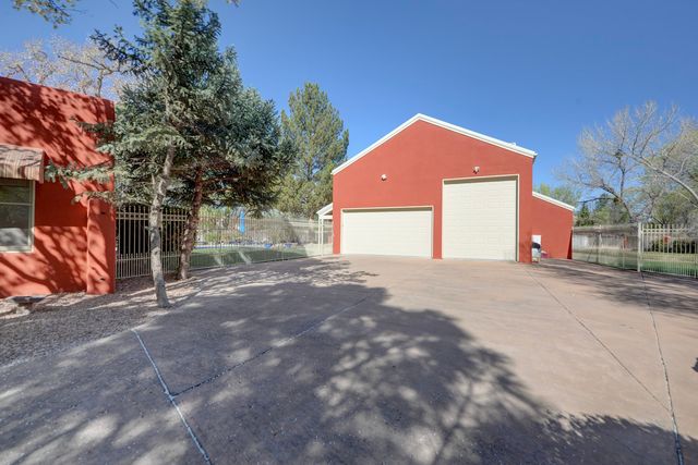 1515 Los Nietos, Los Ranchos, NM 87107