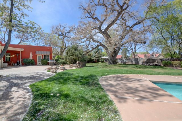 1515 Los Nietos, Los Ranchos, NM 87107