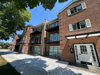 10205 Dearlove Road 202, Glenview, IL 60025