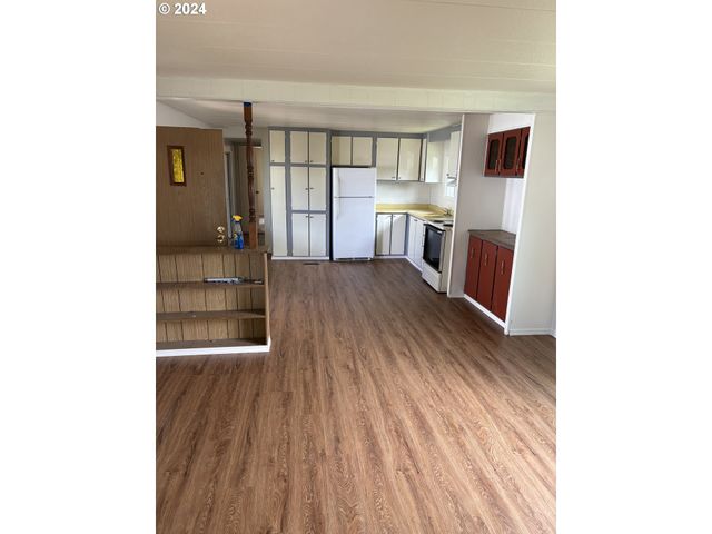205 S 54TH St, Springfield, OR 97478