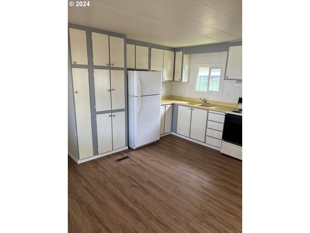 205 S 54TH St, Springfield, OR 97478