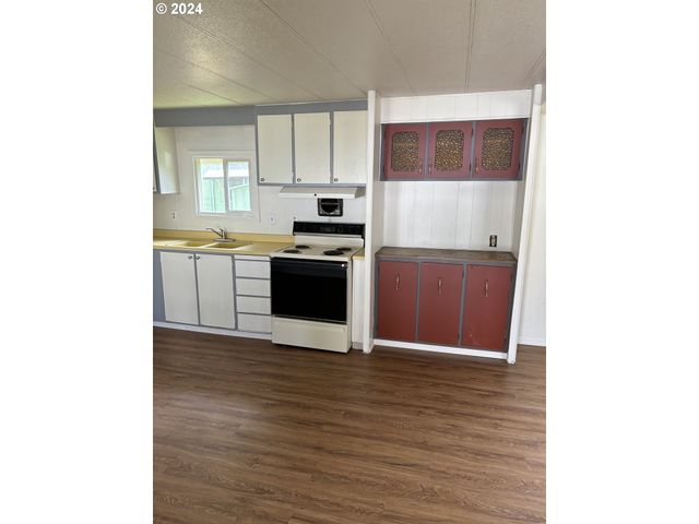 205 S 54TH St, Springfield, OR 97478