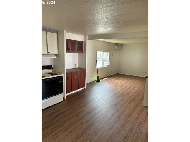 205 S 54TH St, Springfield, OR 97478