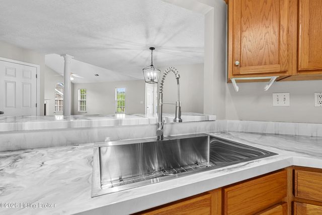 1608 Eagle Nest Way, Lyndon, KY 40222