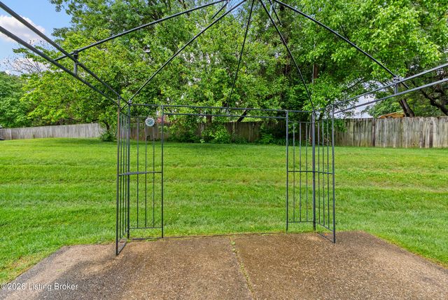 1608 Eagle Nest Way, Lyndon, KY 40222