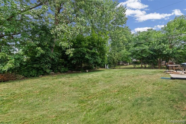 4051 Dickson Drive, Sterling Heights, MI 48310