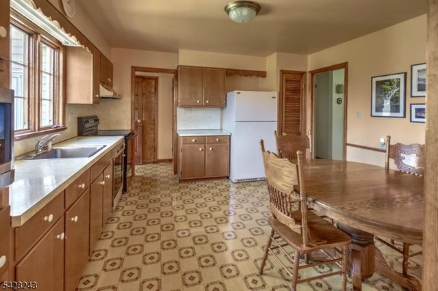 1 Scarlet Oak Rd, Tewksbury Twp., NJ 07830