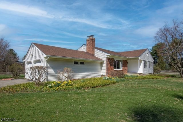 1 Scarlet Oak Rd, Tewksbury Twp., NJ 07830