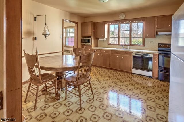 1 Scarlet Oak Rd, Tewksbury Twp., NJ 07830