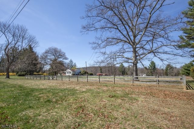 1 Scarlet Oak Rd, Tewksbury Twp., NJ 07830