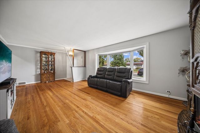 201 S Yale Avenue, Addison, IL 60101