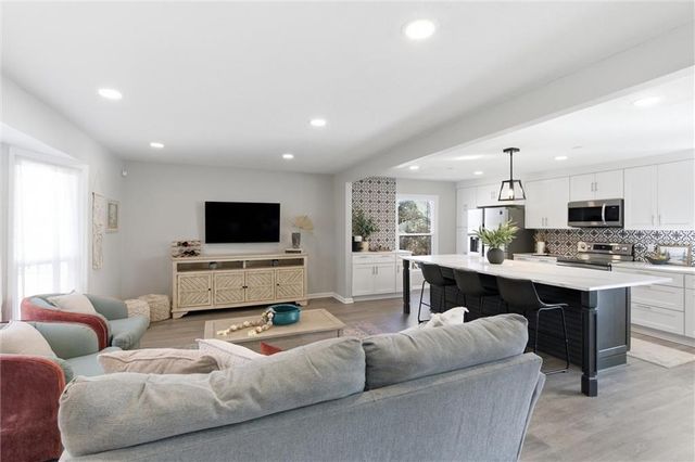 10205 W 97th Terrace, Overland Park, KS 66212