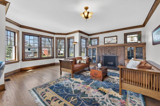 323 N Prospect Avenue, Park Ridge, IL 60068