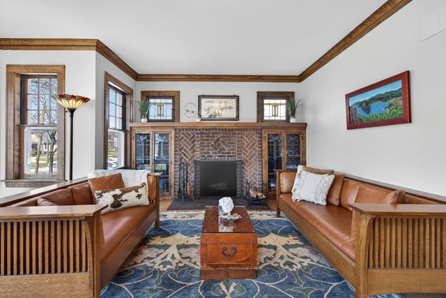 323 N Prospect Avenue, Park Ridge, IL 60068