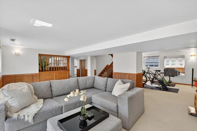 323 N Prospect Avenue, Park Ridge, IL 60068