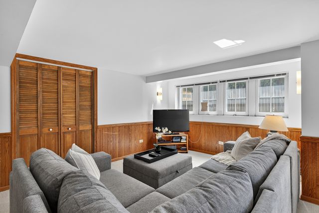 323 N Prospect Avenue, Park Ridge, IL 60068