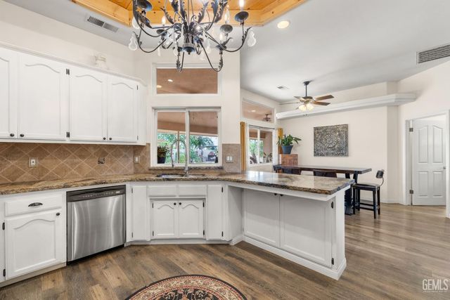 11208 Candlelight Court, Bakersfield, CA 93312