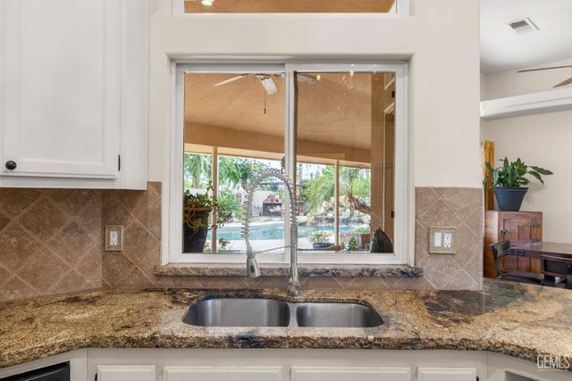 11208 Candlelight Court, Bakersfield, CA 93312