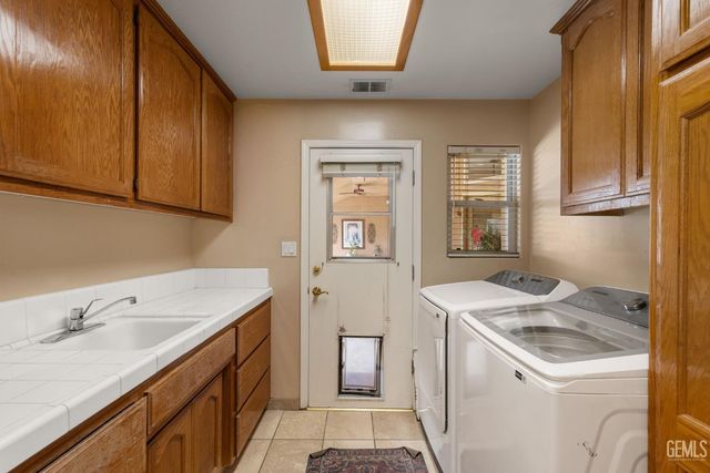 11208 Candlelight Court, Bakersfield, CA 93312