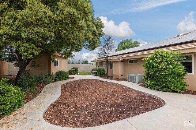 11208 Candlelight Court, Bakersfield, CA 93312