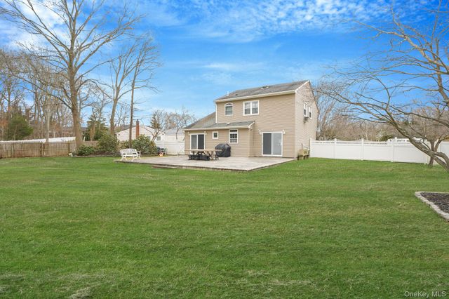 5 Donna Court, Selden, NY 11784