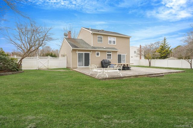 5 Donna Court, Selden, NY 11784