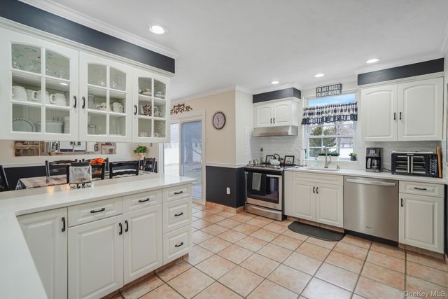 5 Donna Court, Selden, NY 11784