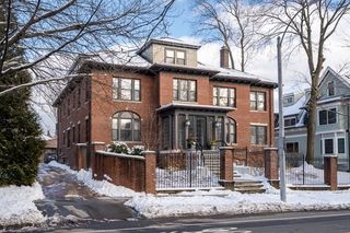 157 Babcock St 1, Brookline, MA 02446