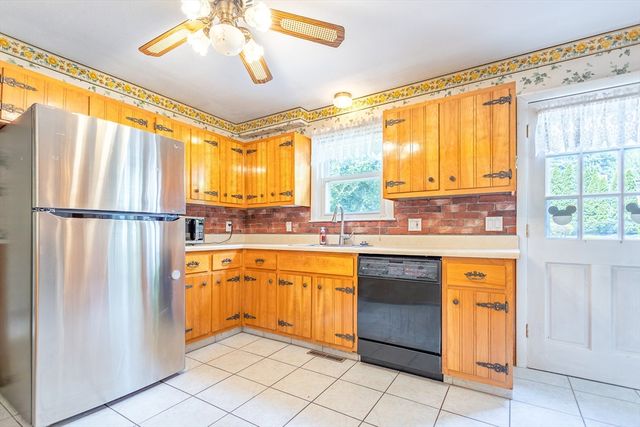 25 Windward Rd, Lowell, MA 01852