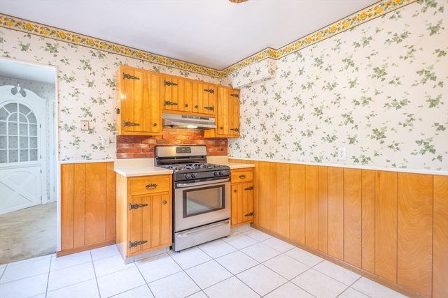 25 Windward Rd, Lowell, MA 01852